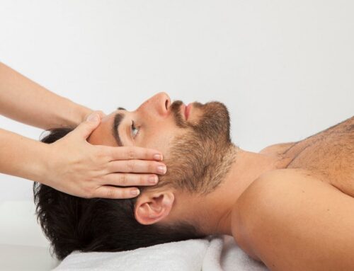 Masaje erótico facial: técnicas básicas para parejas principiantes   