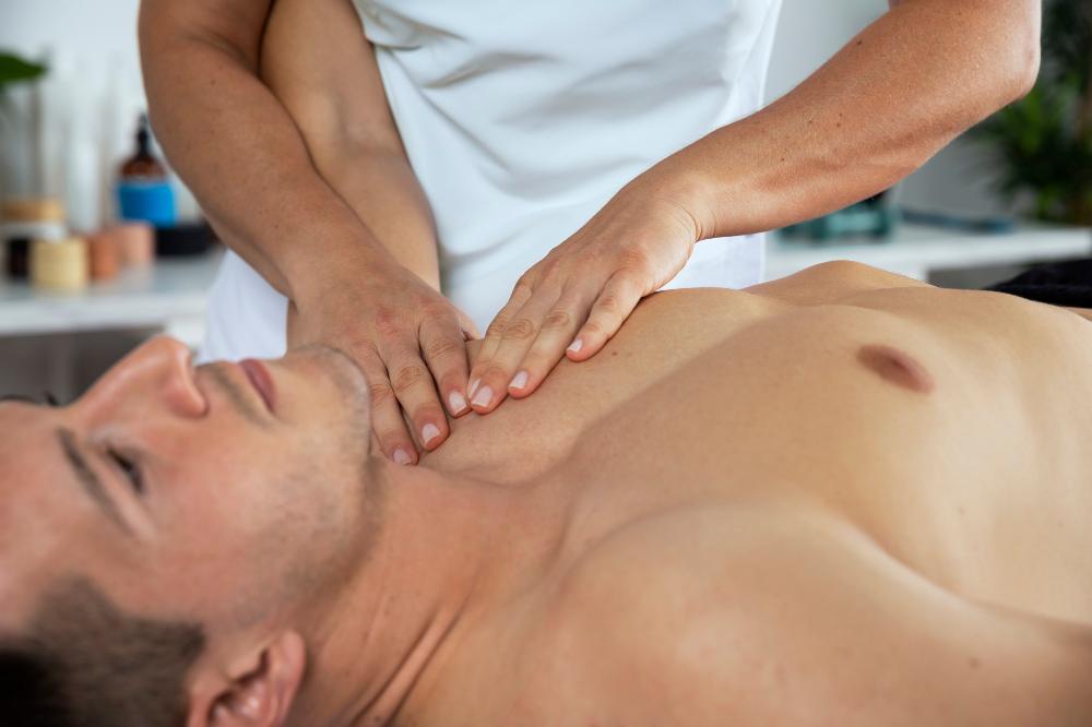 Beneficios del masaje sensual en pareja centrado en el pecho y abdomen 