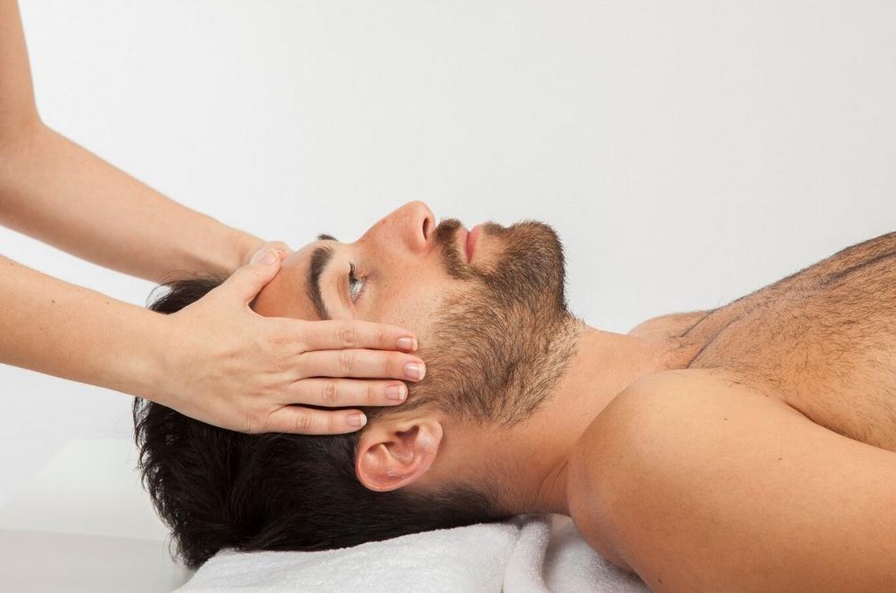 Masaje erótico facial: técnicas básicas para parejas principiantes   