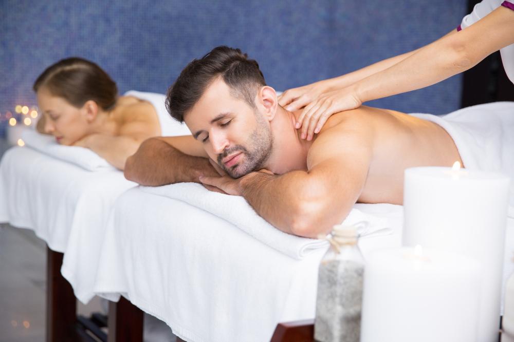 Masajes para parejas utilizando técnicas suaves de estiramiento corporal   